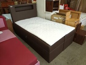 Luxusní postel Boxspringbett s osvětlenou poličkou