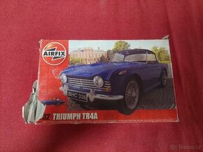Téměř složený model auta. - 1