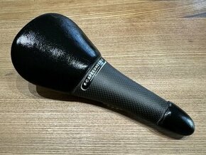 Sedlo TUNE JM SPEEDNEEDLE LEATHER CARBON 97 G