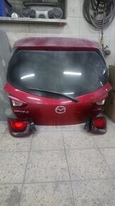 Mazda 2 světla, zadní víko