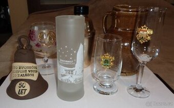 Pohár, sklenice, šejkr, džbánek a zvonek