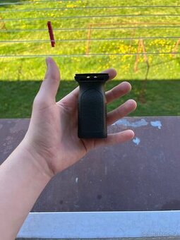 Taktický vertikální airsoft grip