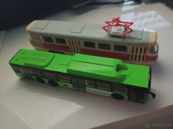 Kovová tramvaj a autobus