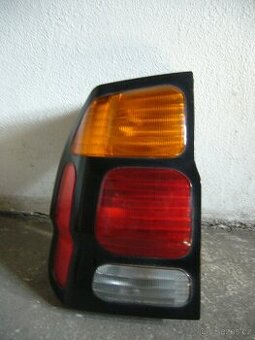 Mitsubishi nášlapy a zadní levé světlo