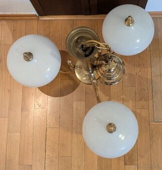 Prodám mosazný lustr se skleněnými stínidly – retro styl