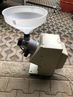 VÝKONNÝ ELEKTRICKÝ MLÝNEK NA OBILÍ .