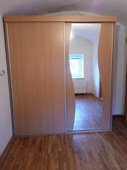 Velká šatní skříň s posuvnými dveřmi