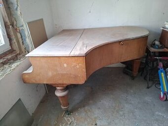 Křídlo, piano Petrof