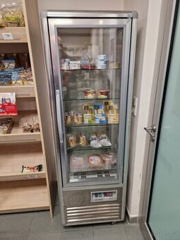 prosklená stojací vitrína