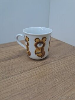 Sběratelský hrnek s olympijským medvídkem