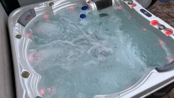 Prodám vířivku Kilimanjaro Deluxe Pearl White pro 6 osob