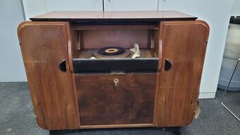 Starožitná skříň s gramofonem