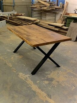 Dubový masivní stůl