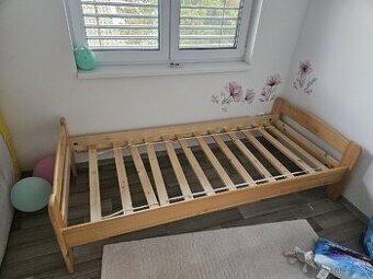 Dřevěná postel