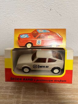 Č.2 IGRA ŠKODA RAPID S PRUŽINOVÝM STROJKEM