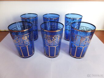Krásné modré sklenice, bohatě zlacené. obsah 220 ml.