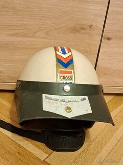 CASSIDA CROSS s kšiltem, včetně podbradníku- bílá