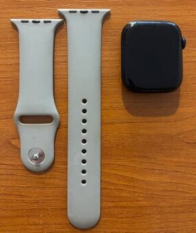 Apple Watch 7, 45mm, black + nabíječka + řemínek na ruku