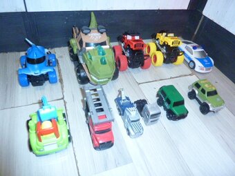 HRAČKY-TRAKTOR A ZEMĚDĚL.STROJE,JEŘÁB,POLICEJ.AUTO,KAMIONY A