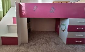 Dětská vyvýšená postel s úložnými prostory a šuplíky