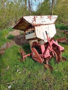 Traktor sazeč brambor