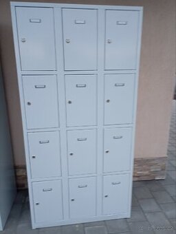 Plechová skříň - 12 boxu