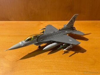 F-16 Fighting Falcon - model letadla 1:72 - 1