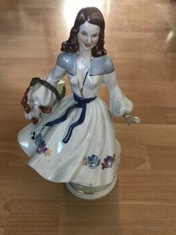 Porcelánová soška dámy s košíkem