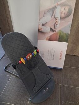 Lehátko BABYBJÖRN s hračkou (Bliss Cotton, Anthracite)