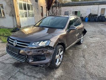 Havarovaný a Volkswagen Touareg 2012 3.0D V6 220t km pojízdn