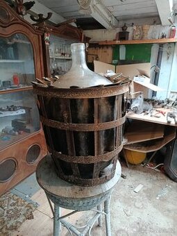 Velký starý demižón 50L v kovovém koši