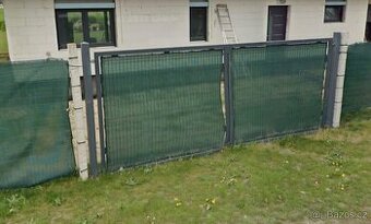 Dvoukřídlá železná brána včetně sloupků
