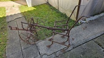 Starý půdní kypřič, hrobkovací rám se třemi radlicemi