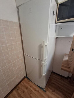 Lednicee s mrazákem Elektrolux