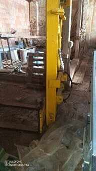 Zdvihací zařízení za traktor