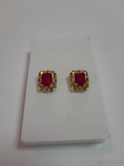 Zlaté náušnice s růžovým kamínkem