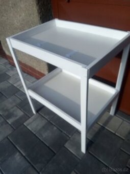 přebalovací pult a odsávačky