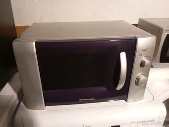 Mikrovlnná trouba Electrolux  – 800 W, grill 1000 W, nerez