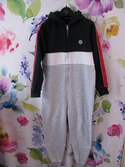 Perfektní bavlněný overal s kapucí na spaní vel.140