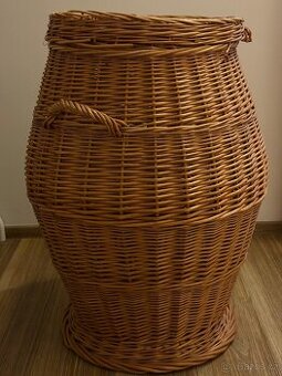 Proutěný koš na pradlo a držák na deštníky