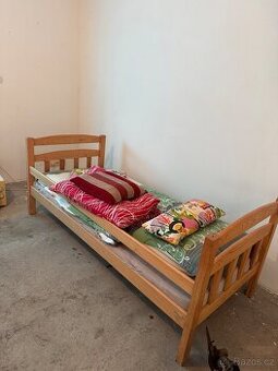 Dřevěná postel