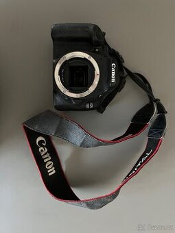 Zrcadlovka Canon EOS 550D