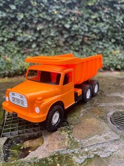 Oranžové auto tatra