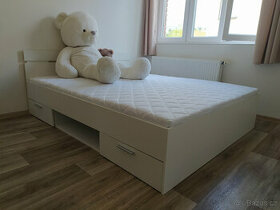 Multifunkční postel 140x200 zásuvkami, rošty a matrací. Bílá