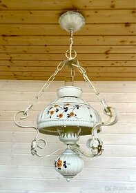 Stará krásná porcelánová lampa ve stylu petrolejky