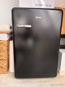 Malá lednice Midea retro