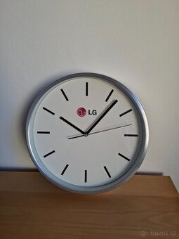 Nástěnné hodiny LG