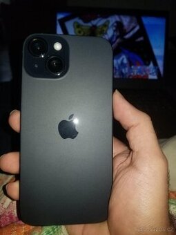 Zánovní iPhone 15 ve skvělém stavu, jen mírné oděrky zad