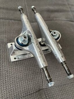 Skateboard deska, kolečka, trucky a hardware