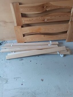 prodám dřevěnou postel i s roštem 200x90cm cena 800kč